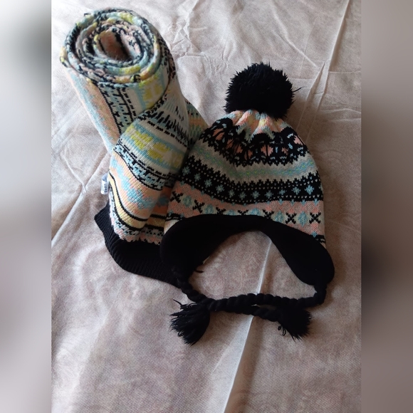 Hat and Scarf Set - Picture 6 of 8